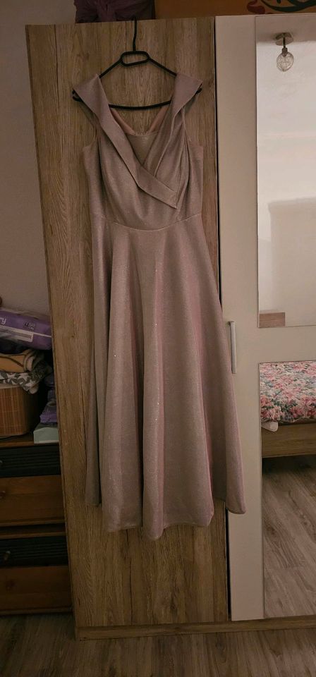 2 Kleider zu verkaufen Preiss pro kleid 50 euro in Kammerforst