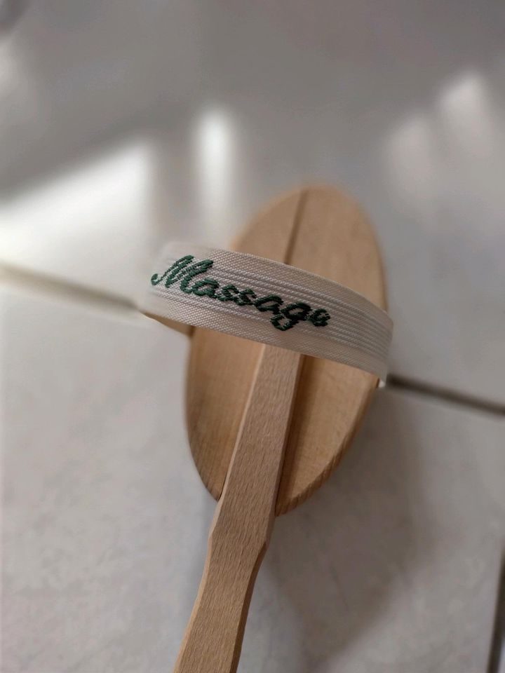 Massagebürste mit langem Griff für die Dusche/Badewanne in Renchen