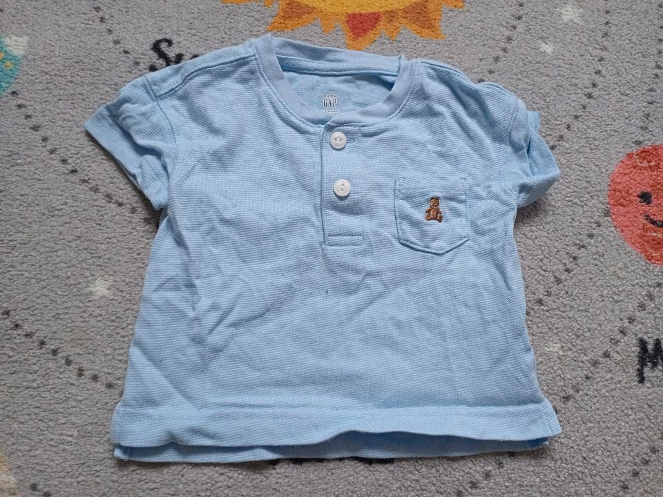 Baby Jungen T-Shirt hellblau Baby GAP Gr. 62/68 in Pattensen
