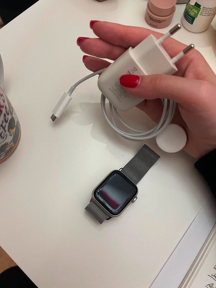 Apple Watch SE + beltm + Ladegerät in Marburg