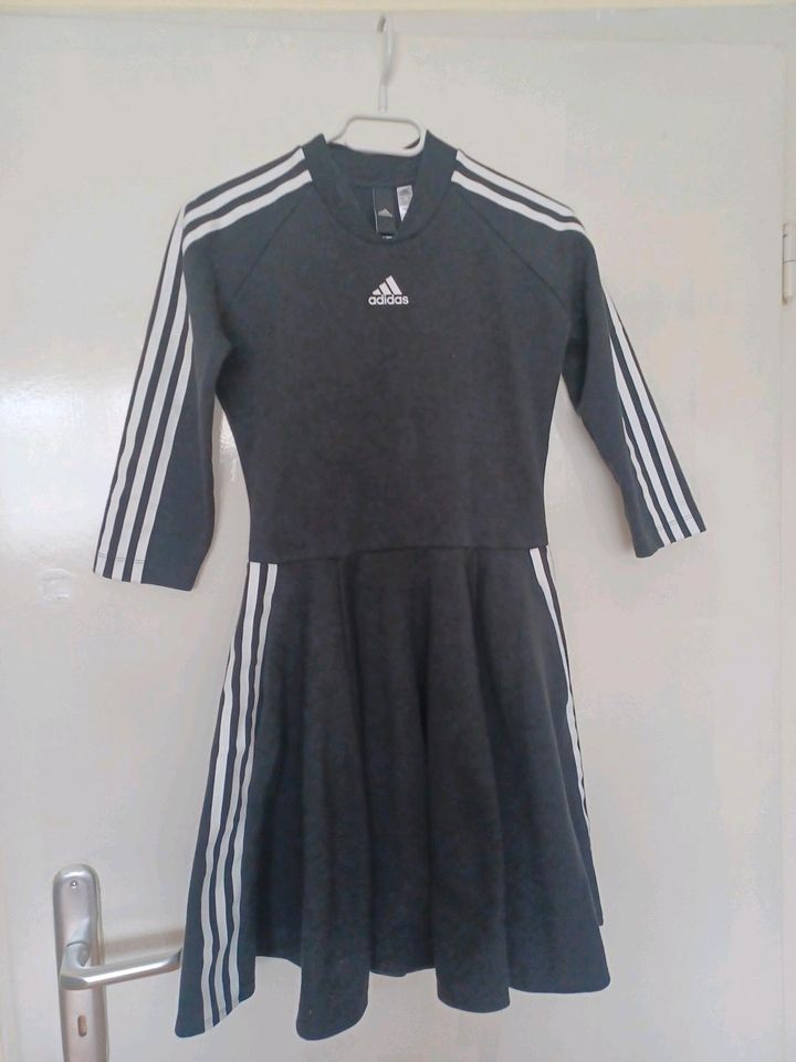 Ich verkaufe mein Damen Adidas Kleid in Jüterbog