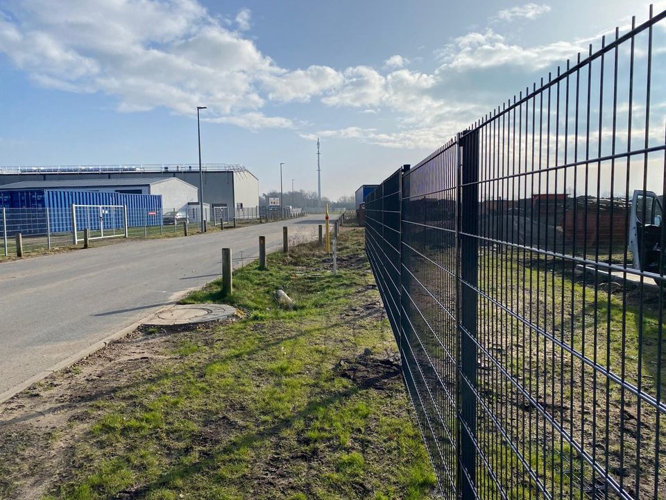 CITY ZAUN Zaunbau Hochwertige Zäune Doppelstabmattenzaun Premiumzaun 6/5/6 8/6/8 Doppelstabmatten Sichtschutzzaun Gartenzaun Metallzaun Zauntor Tor Pforte Zaunpforte Montage Sichtschutz Zaunmontage in Berlin