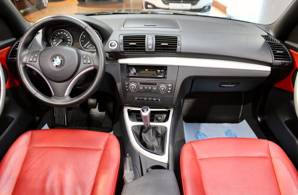 BMW 118i E88 Cabrio LEDER ROT·DAB+·BLUETOOTH·COMFORT in Mannheim