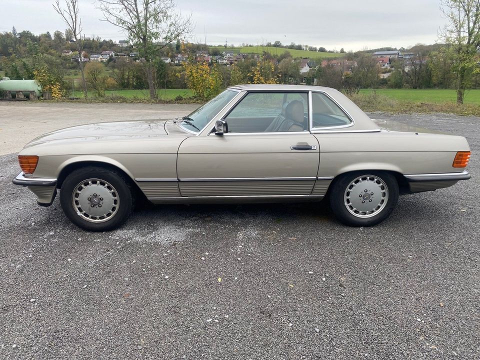 420 SL, Champagner Metallic mit braunem Verdeck in Zweiflingen