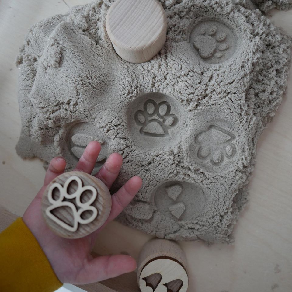 Sandstempel aus Holz mit Fußspuren von Tieren, handgefertigt in Solingen