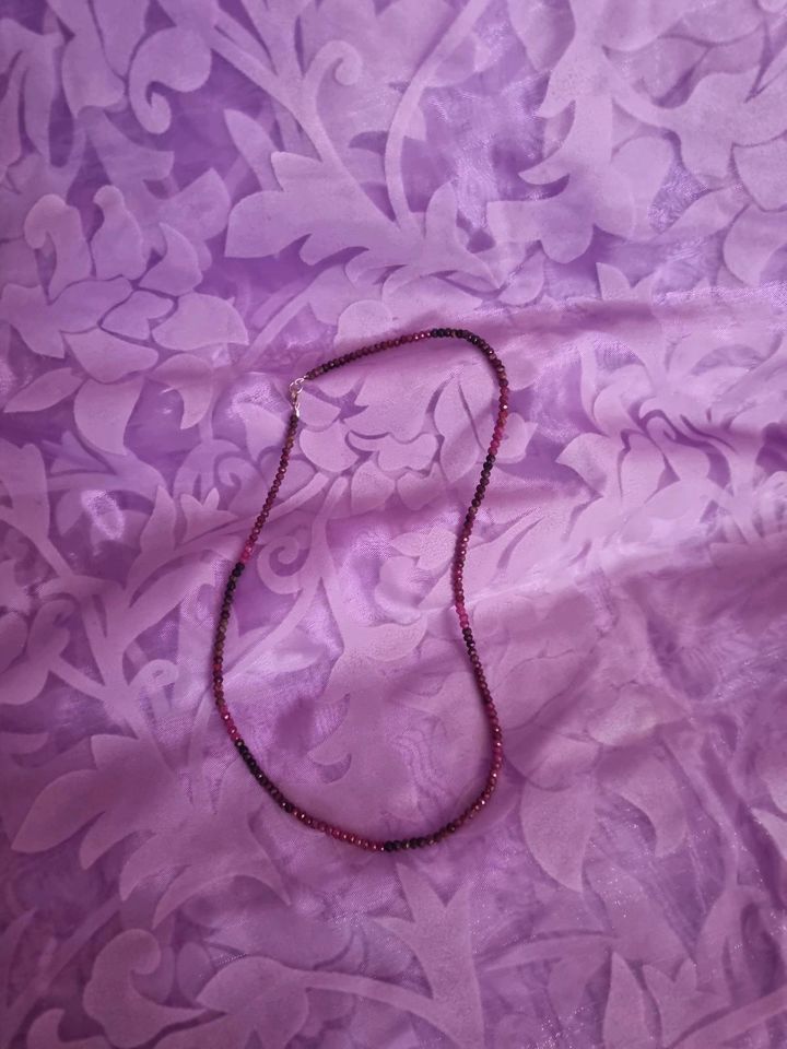 Rubin Halskette in Küsten
