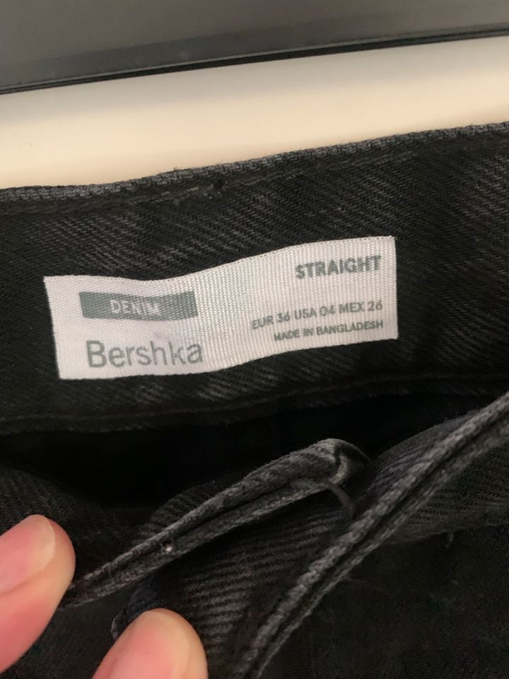 Bershka Straight Jeans Gr 36 schwarz top Zustand in Köln