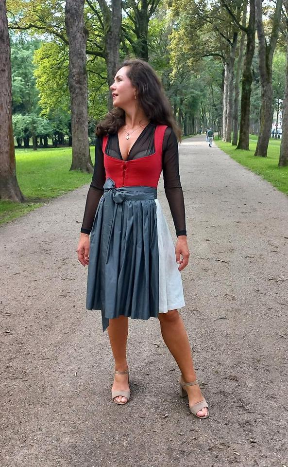 Dirndl Scarlet 2 Schürzen Handmade Samt Rot XL 42, 2XL 44 in Kranenburg