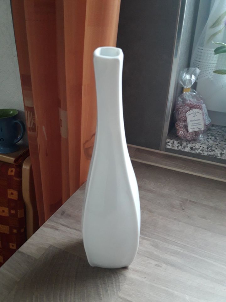 formschöne weiße Vase in Horhausen (Westerwald)