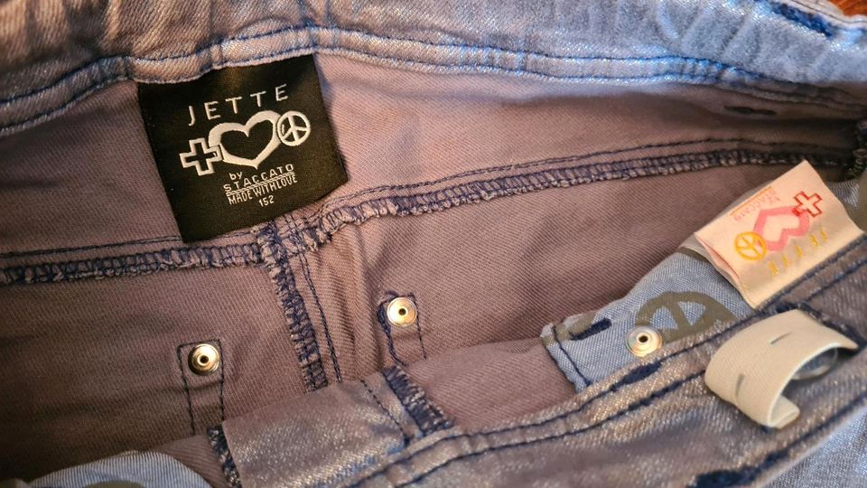 coole Jeans Jette by staccato Gr. 152 metallic Glitzer lila grau in Berlin