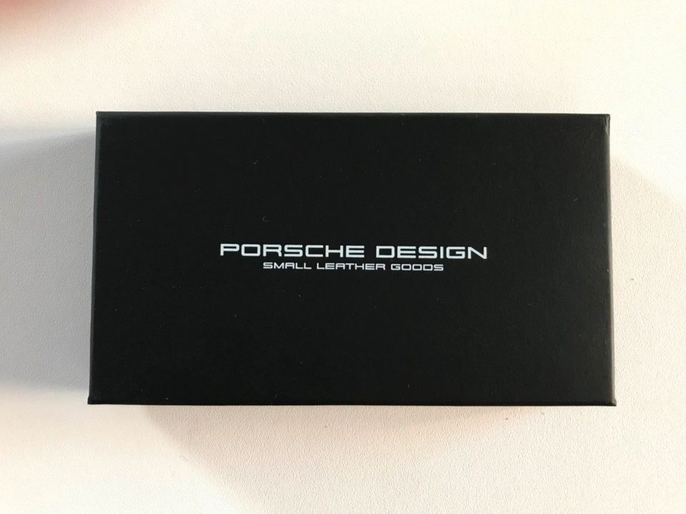 Neue Porsche Design Handyhülle für ein iPhone 6 Plus in Leder in Neu-Isenburg