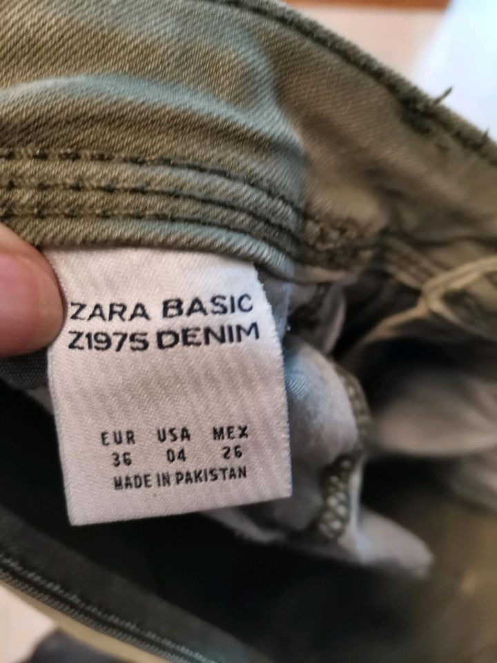 Coole Jeans mit Löchern von Zara in khaki in Oberasbach