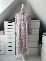 H&M langes Sommerkleid Größe 46 mit Blumen Muster flieder Nordrhein-Westfalen - Altena Vorschau