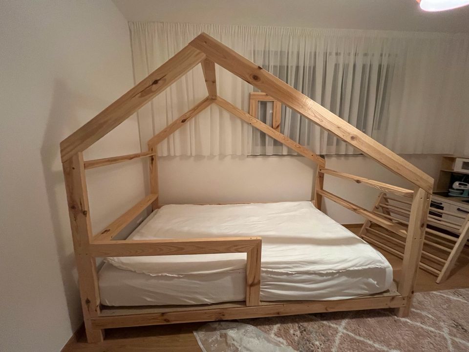 Kinder Holz Hausbett 120x200 in Wiesbaden