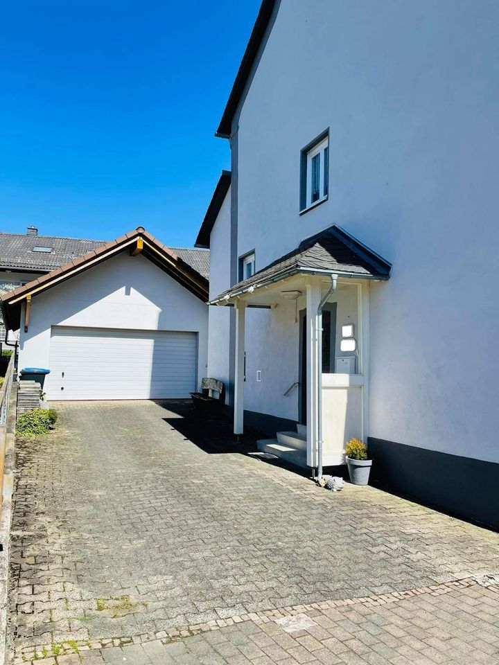 Großes Einfamilienhaus mit Garten, Terrasse und Doppel-Garage in Weilrod 