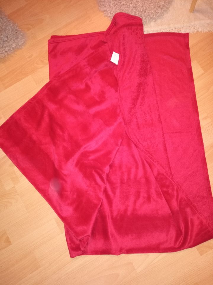 Rote samtige Kuscheldecke in Haan