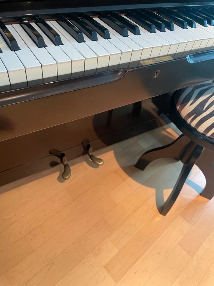 Klavier - Piano Yamaha Nippon Gakki U2 in München