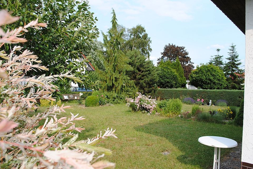 Zwei Häuser und ein schöner Garten, nicht weit von den Lahnbergen entfernt, in Amöneburg Roßdorf. in Amöneburg