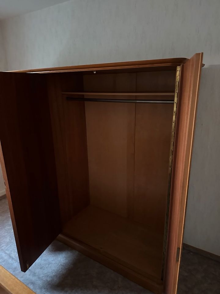 Vintage Kleiderschrank aus DDR Zeiten in Leipzig