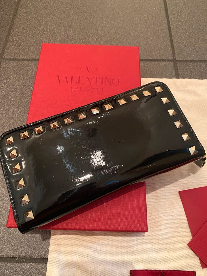 Original Valentino Garavani Rockstud Börse Continental Lackleder in Düsseldorf