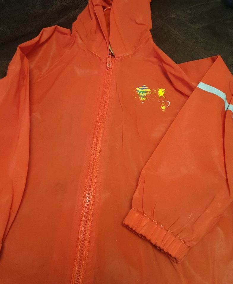 Regenjacke rot Größe 98/104 in Ahrensburg