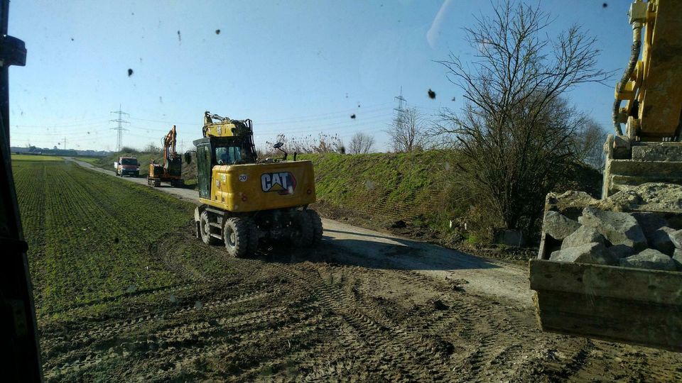 Erdbau Bagger  / Aushubarbeiten von Baugrube bis hin zu Teich in Groß-Umstadt