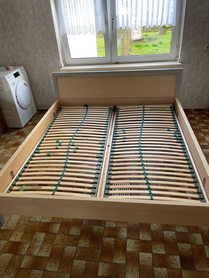 Doppelbett 200x180cm mit verstellbarem Lattenrost in Rabenau