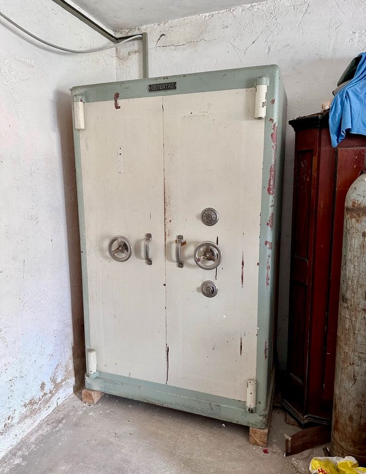 Historischer Tresor Safe Panzerschrank Ostertag Waffenschrank in Günzburg