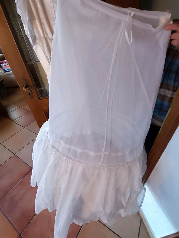 Brautkleid mit Reifrock, Kopfschmuck, Handschuhen, Tasche in Bad Saulgau