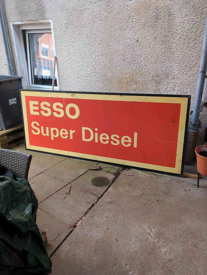 Alte Esso Werbeschilder in Lippoldsberg