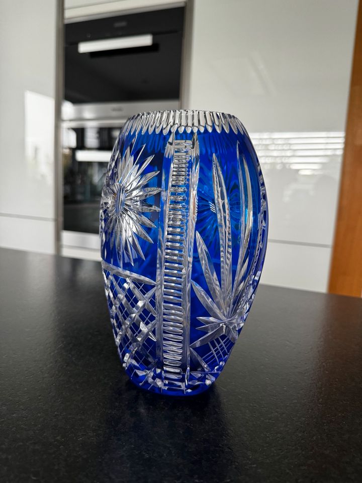 Böhmische Cobalt Blau Kristallvase Royal Blue handgeschnitten in Friedrichshafen