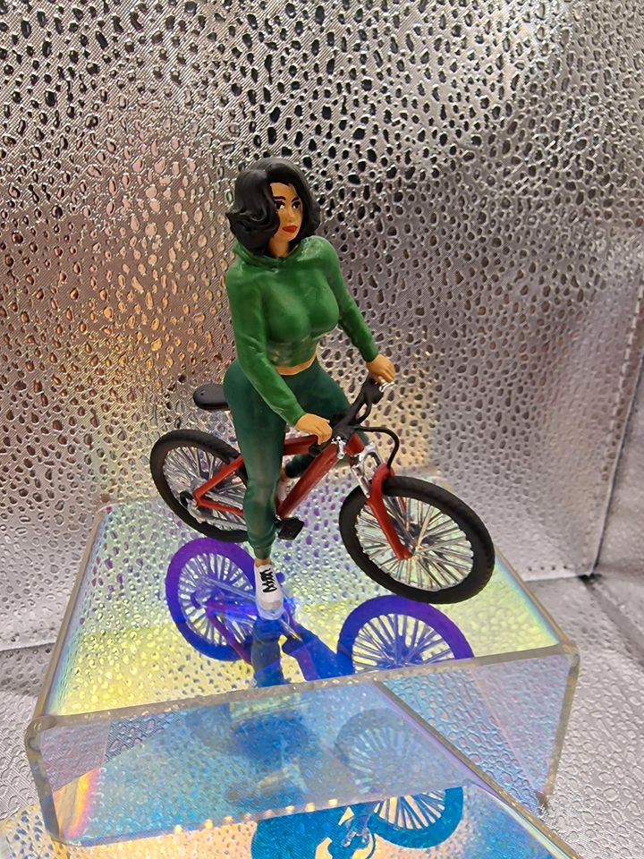 1:18 Figur Fahrradfahrerin in Dachwig