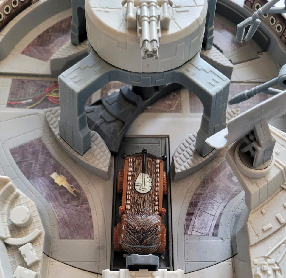 Hot Wheels Millennium Falcon mit Auto, Licht und Sound in Budenheim