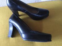 Neuwertige Unisa Pumps mit Ziernaht schwarz Gr. 36 Mini Plateau Baden-Württemberg - Albstadt Vorschau