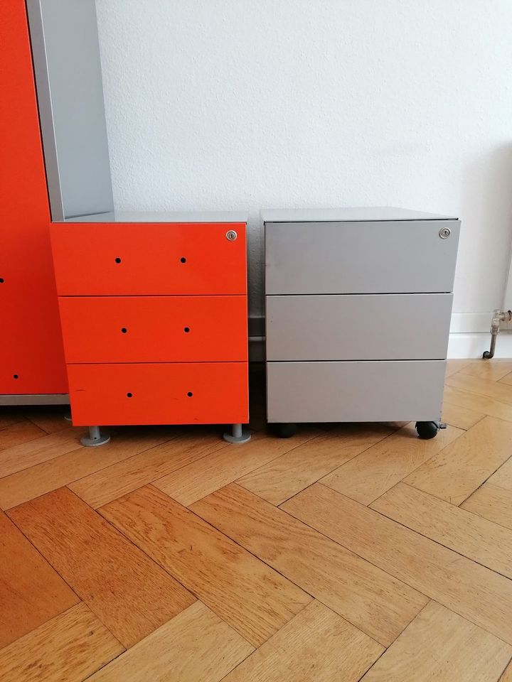Zwei Büroschränke (optional mit Stand-/Rollcontainern) in München