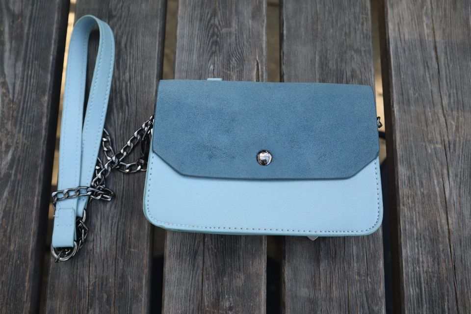 Kleine Handtasche blau in Neuenhagen