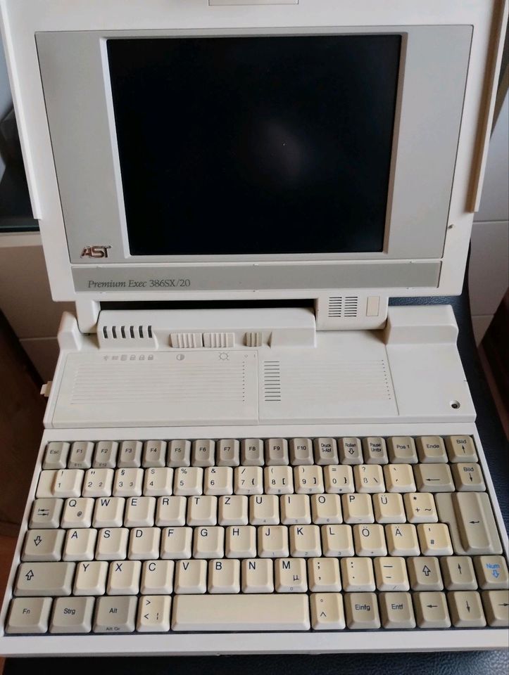 AST Premium Exec 386SX/20 Retro/Vintage Laptop in Uslar