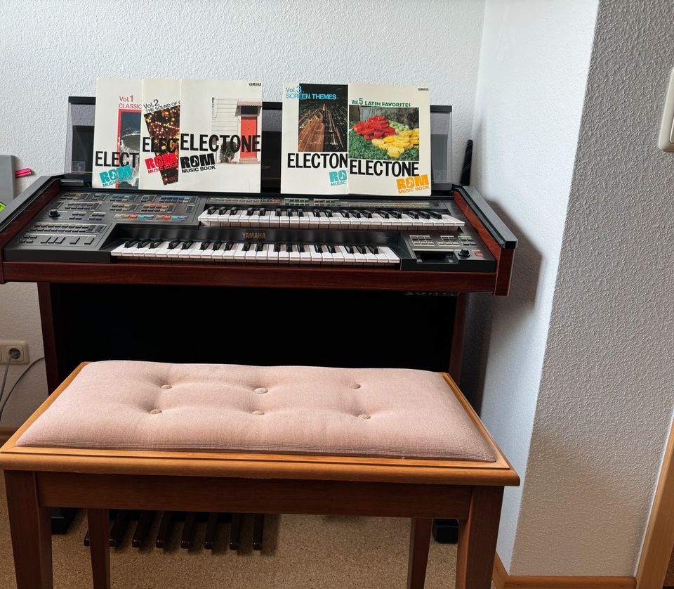 Yamaha Electone MR700 Orgel + Hocker + Notenhefte in Altenkirchen