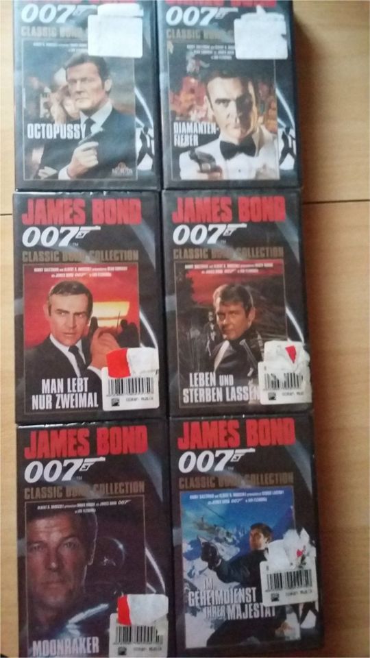 11 x James Bond VHS - teilw. neu in Brilon