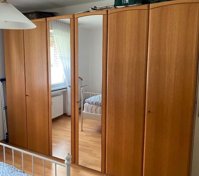 Massive Erle … 3 m Kleiderschrank mit Spiegel wie neu in Gelsenkirchen