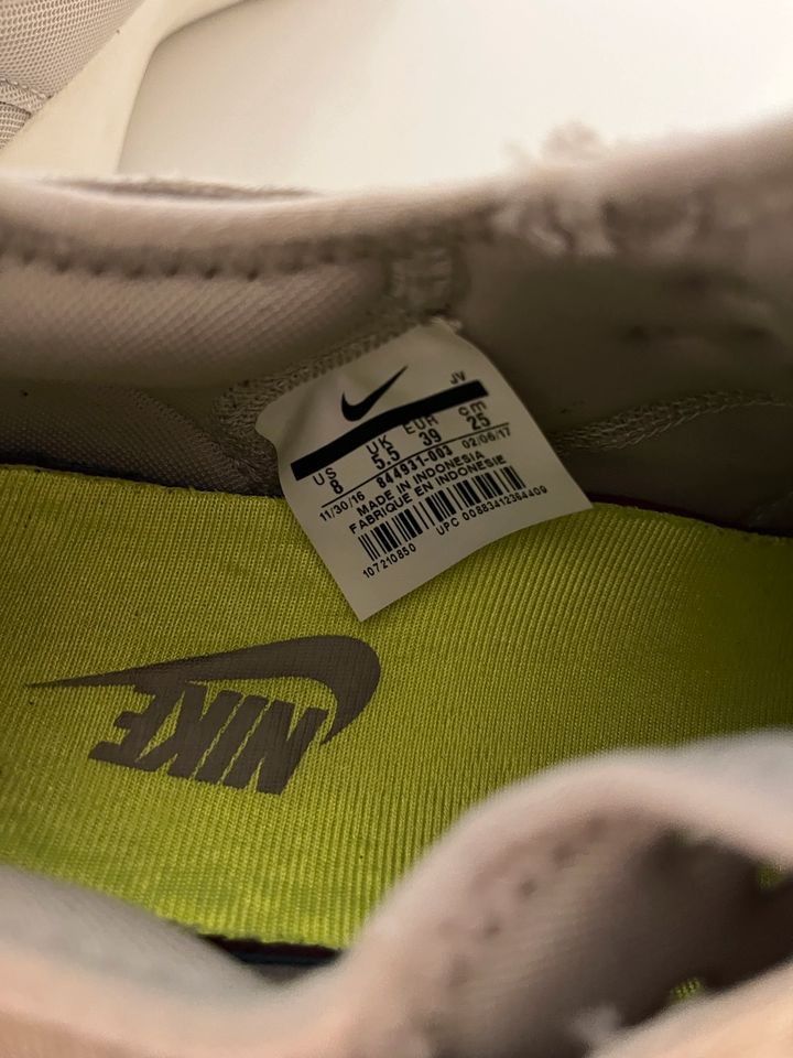 Nike Sneaker Grau 39 in Nassenfels