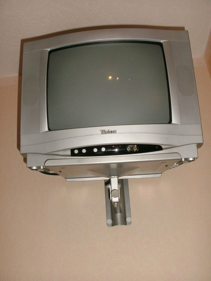 Fernseher mit Wandhalterung in Westerburg