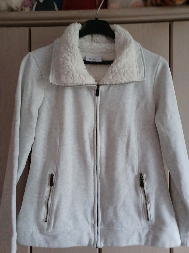 Sweatjacke Gr. 40 / 42 in Neudorf-Bornstein