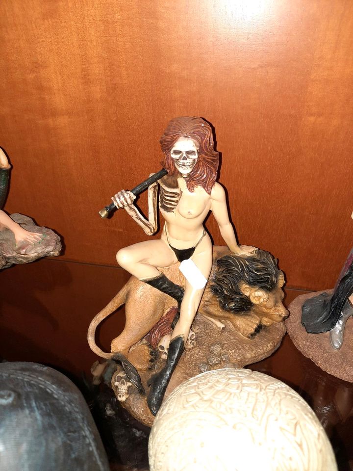 Fantasy Figuren Deko Comic Zombie Vampir Skelett Totenkopf in Bötzingen