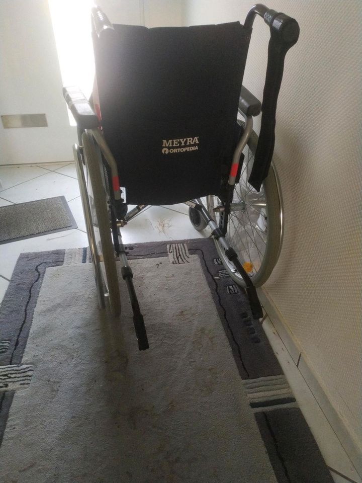 Premium Rollstuhl von MEYRA, praktisch unbenutzt in Bremen