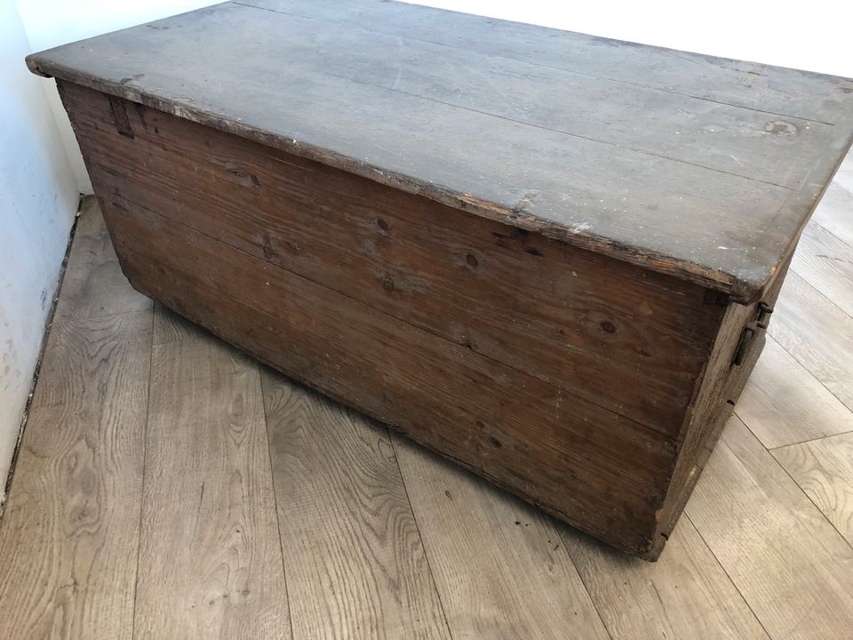 #A Flachdeckeltruhe Kiste Box Holz Antik Reisetruhe alt Innenfach in Burgstädt