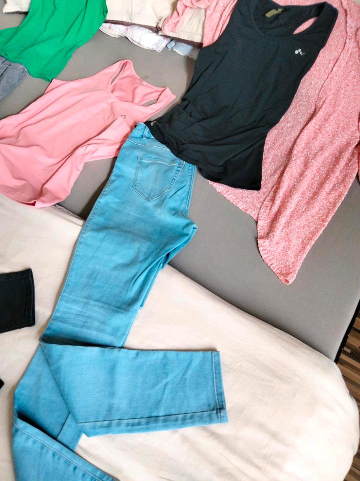 16 teiliges Damen - Bekleidungspaket in Größe L/XL, 40/42 in Warburg