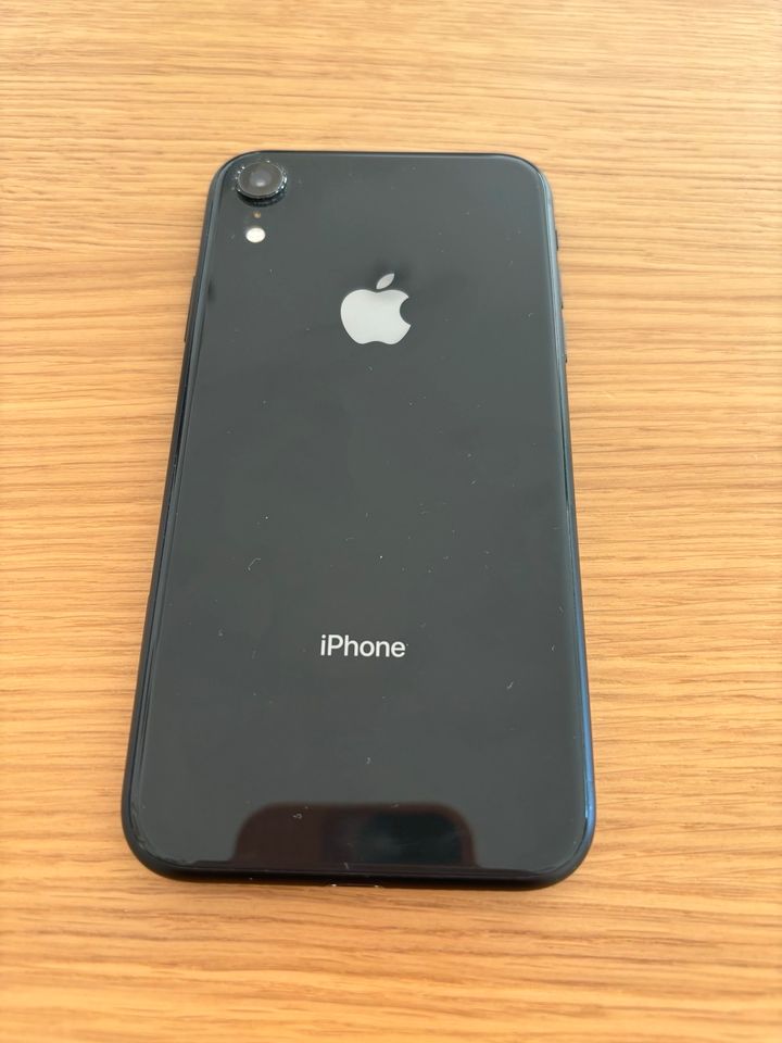 iPhone XR schwarz mit Displayschutzfolien + 2 Hüllen in Hamburg