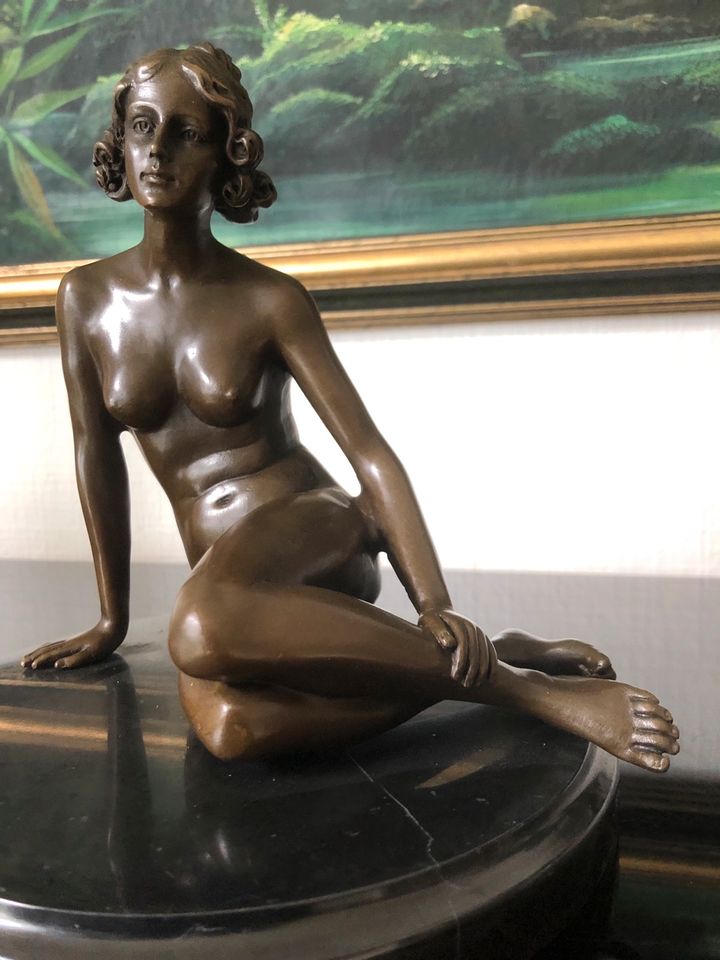 Bronzefigur Frau sitzend Bronze Skulptur Jugendstil in Centrum