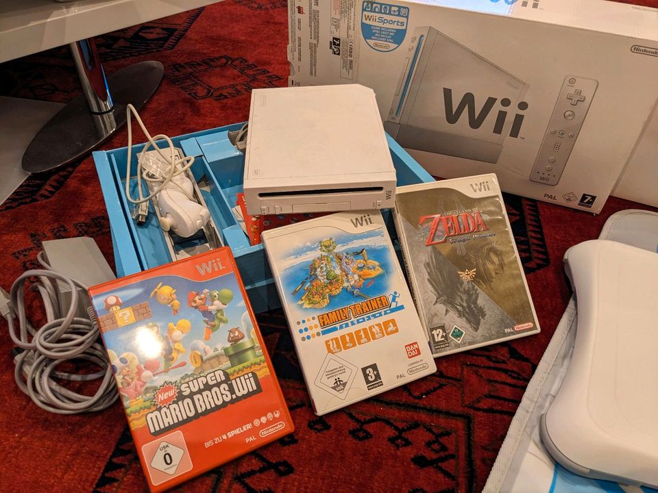 Wii mit Spielen und Zubehör in Maintal